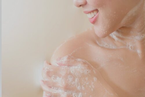 Immagine relativa al post intitolato Guida alla detersione della pelle secca: scopri i migliori prodotti su Farmamood